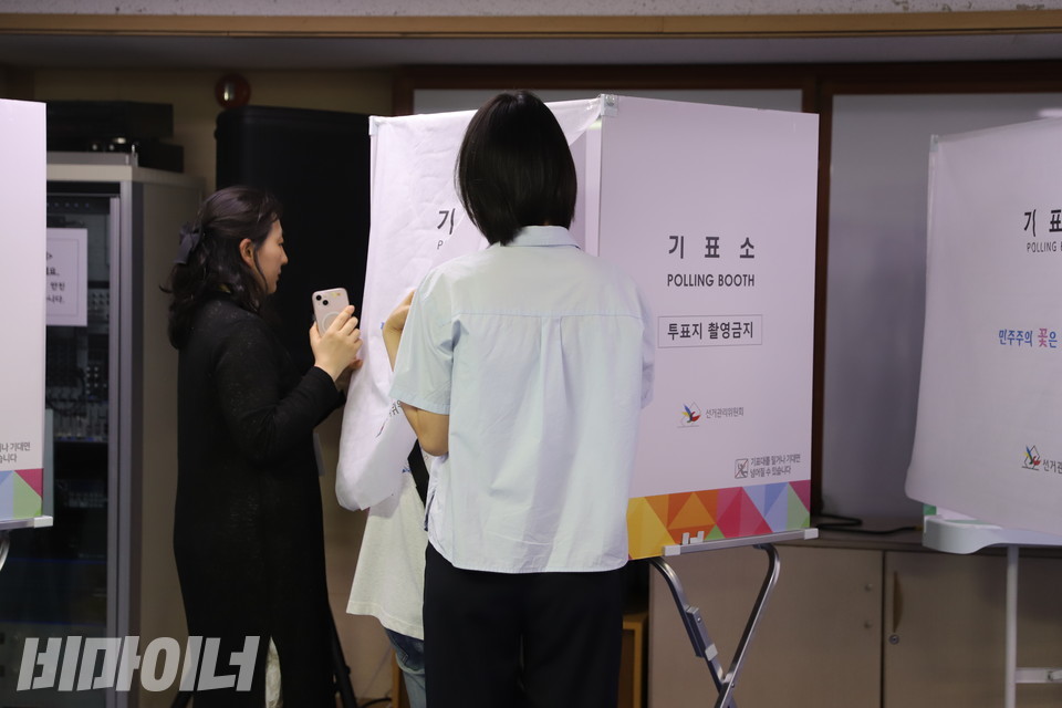 청운효자동 사전투표소인 종로구보건소에서 한 발달장애인이 조력자의 투표보조 지원을 받아 투표하고 있다. 사진 김소영