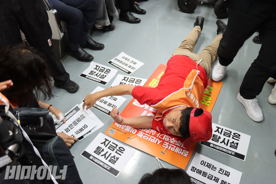 박동섭 민들레장애인자립생활센터 활동가가 지하철에서 포체투지(기어가는 오체투지)를 하고 있다. 사진 김소영