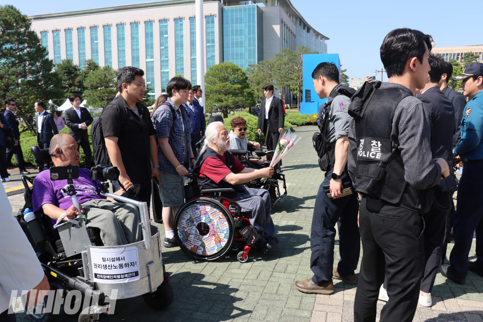 이재명 대통령의 취임식에 꽃을 전달하러 온 장애인들이 경찰에 의해 가로막혔다. 사진 김소영