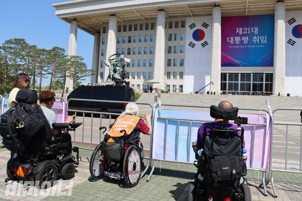 국회 앞 바리케이드에 가로막힌 장애인들. 사진 김소영