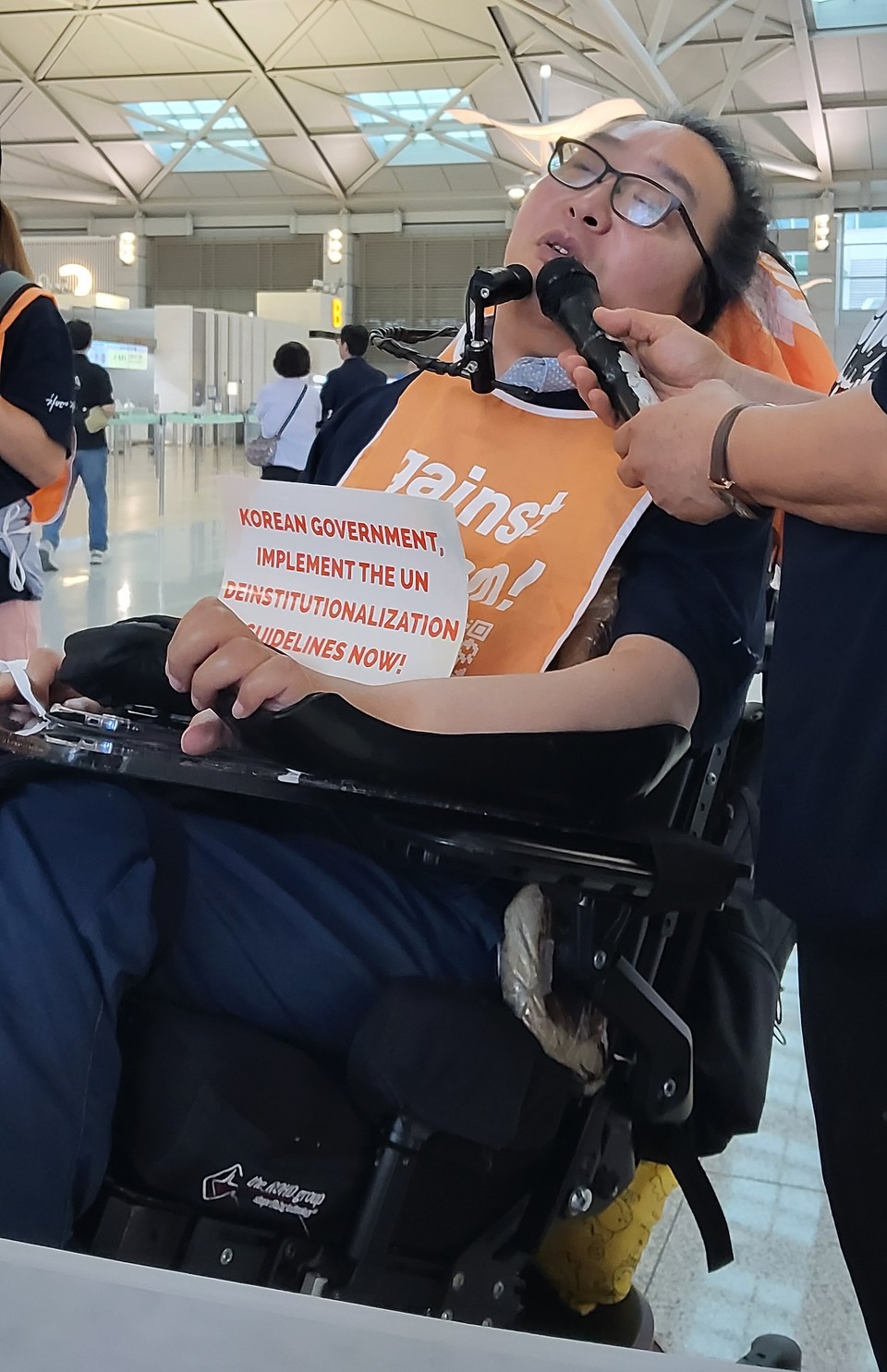 출국 기자회견에서 발언하는 김준우 한자협 부회장. 사진 전장연