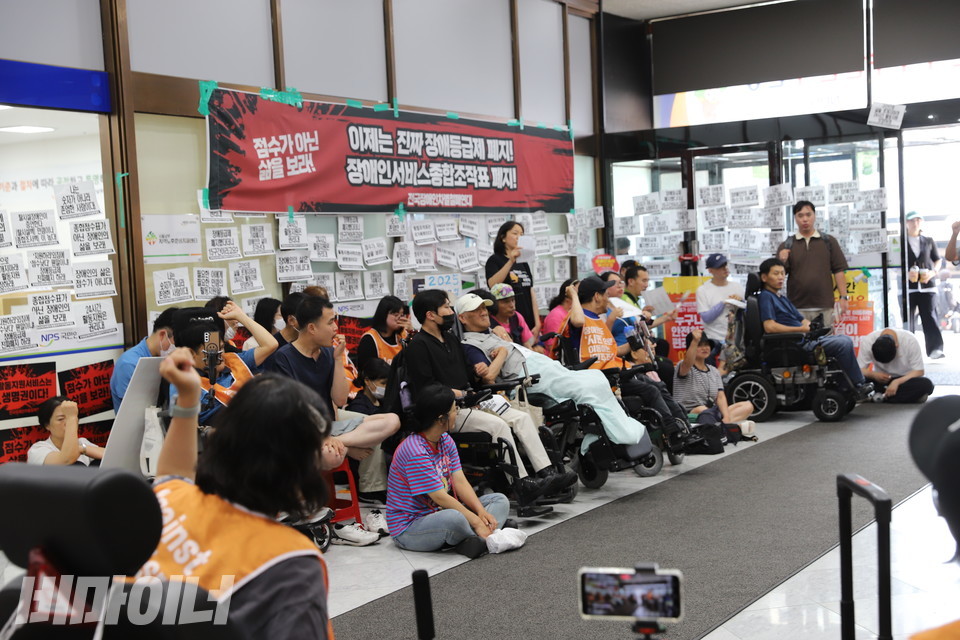 투쟁을 외치는 사람들. 사진 하민지