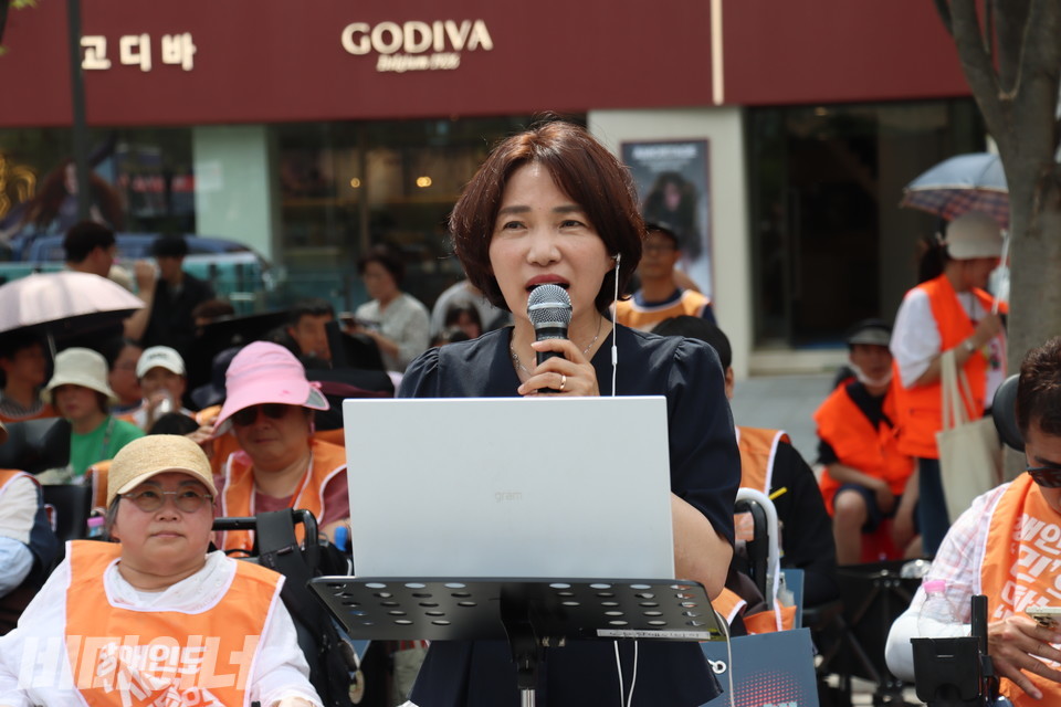 서미화 더불어민주당 국회의원이 발언하고 있다. 사진 김소영