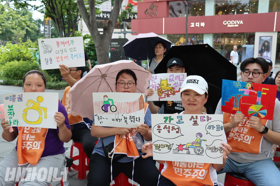 기자회견 참여자들이 직접 쓰고 그린 손피켓을 들고 있다. 사진 김소영
