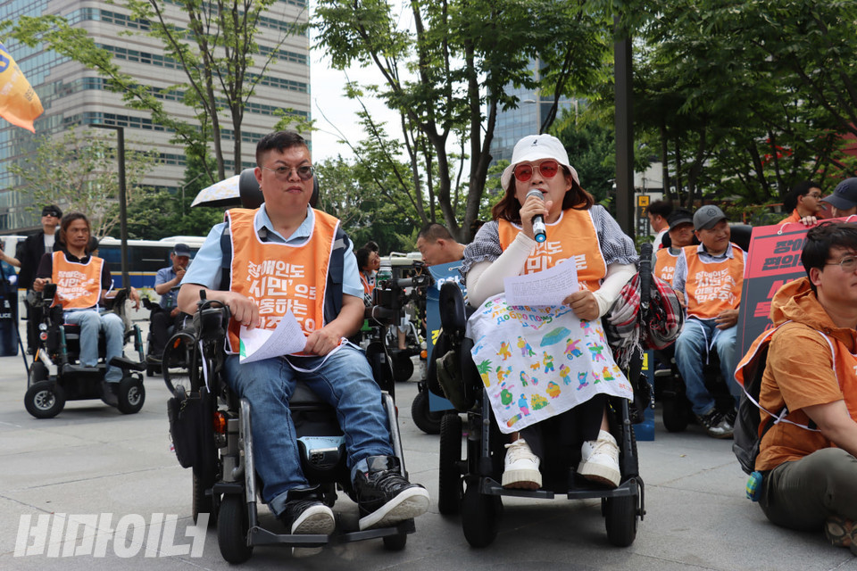 기자회견에서 유승권 전북장애인차별철폐연대 공동대표와 임경미 한국장애인자립생활센터협의회 부회장이 함께 결의문을 낭독하고 있다. 사진 김소영