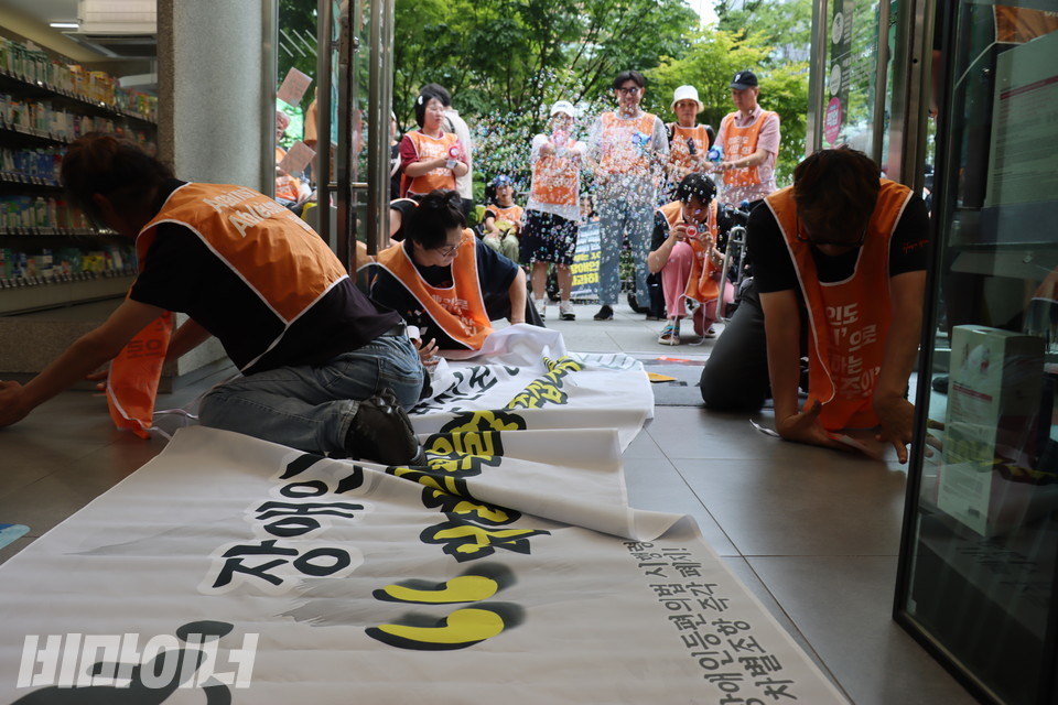 출입구에 턱이 있어 가로막힌 장애인들이 휠체어에서 내려와 올리브영 점포 바닥을 기어 올라왔다. 사진 김소영