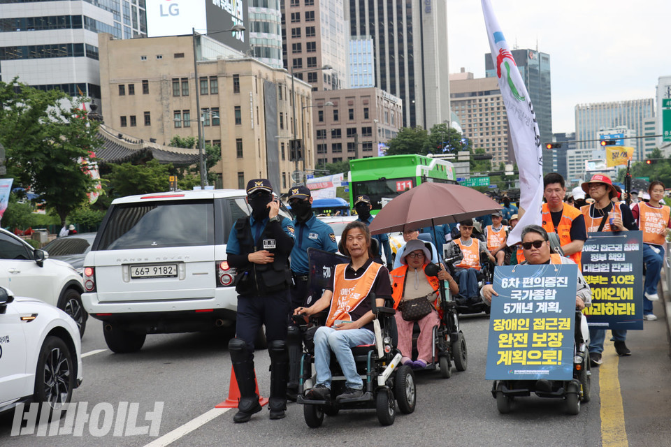 장애인들이 광화문 일대를 행진하고 있다. 사진 김소영