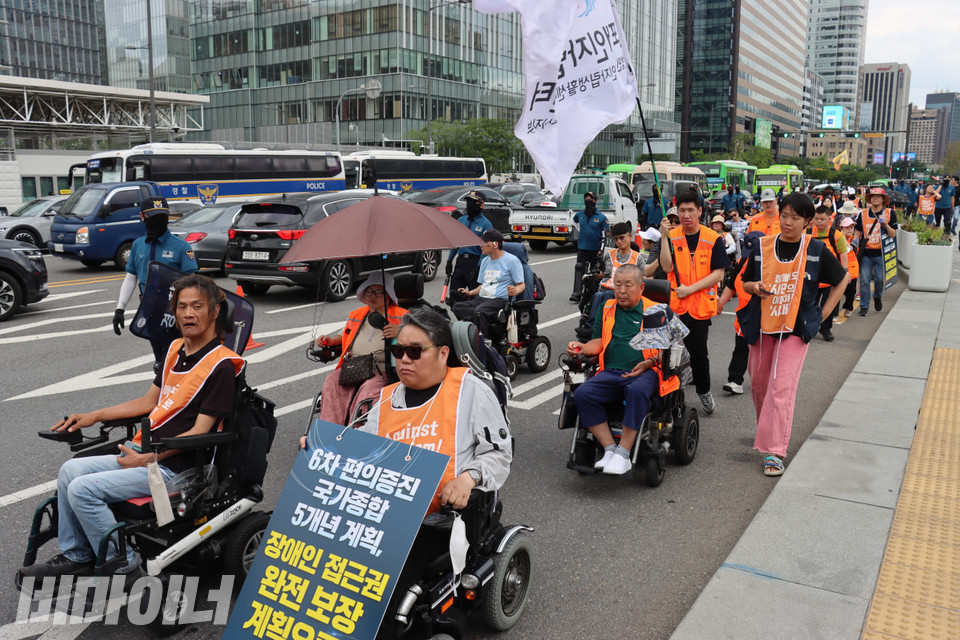 장애인들이 광화문 일대를 행진하고 있다. 사진 김소영