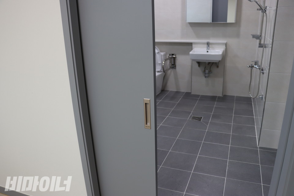 장애인 가구의 화장실. 슬라이딩 도어 뒤로 널찍한 화장실 내부가 보인다. 사진 김소영