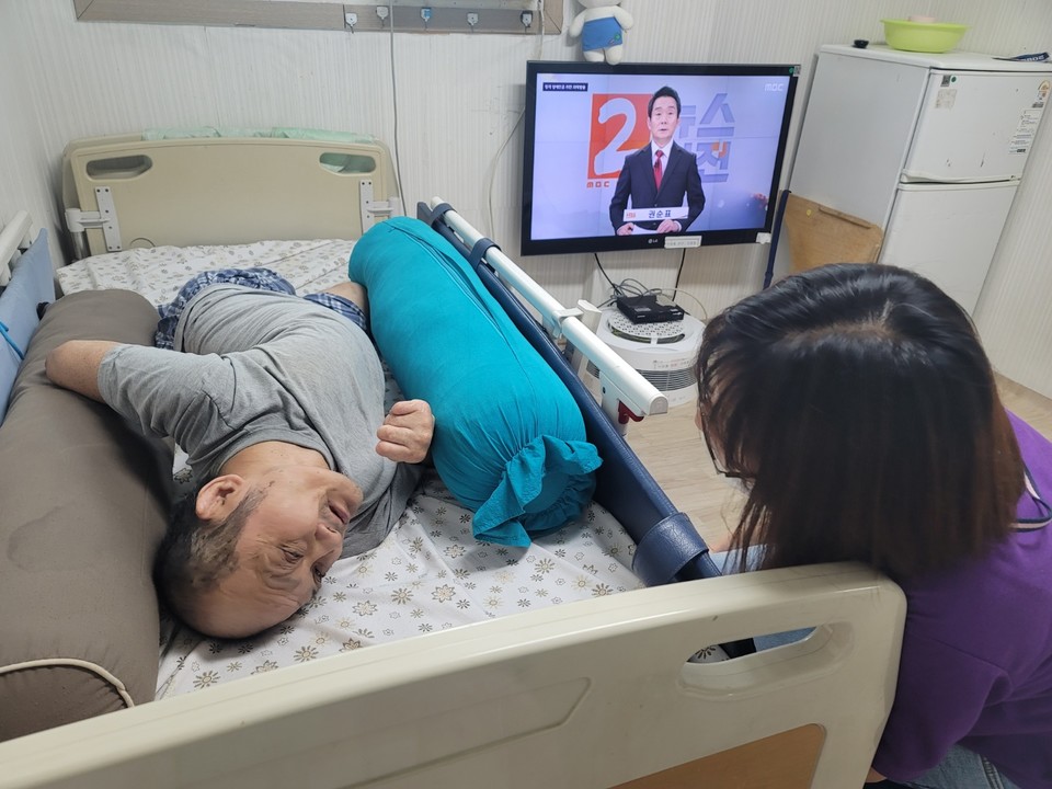 故 이훈형 님이 누림홈에서 동료상담을 하고 있다. 사진 성동장애인자립생활센터