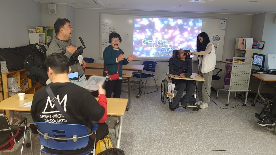 故 이훈형 님이 마을이신나는장애인야학을 찾았을 때, 좋아하는 노래를 열창하고 있다. 사진 성동장애인자립생활센터