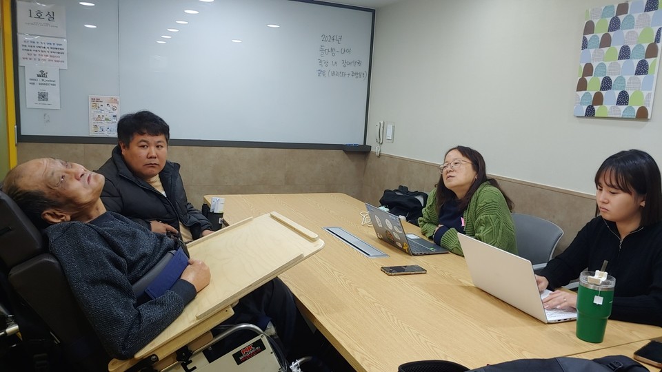 故 이훈형 님이 장애인차별금지추진연대와 자립생활에 필요한 법률 상담을 하고 있다. 사진 성동장애인자립생활센터