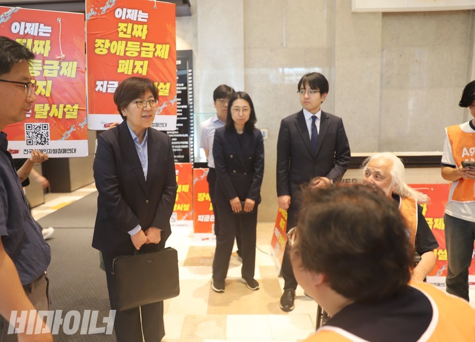 정은경 복지부 장관 후보자가 지난 3일, 공투단과 만나 대화하고 있다. 사진 하민지