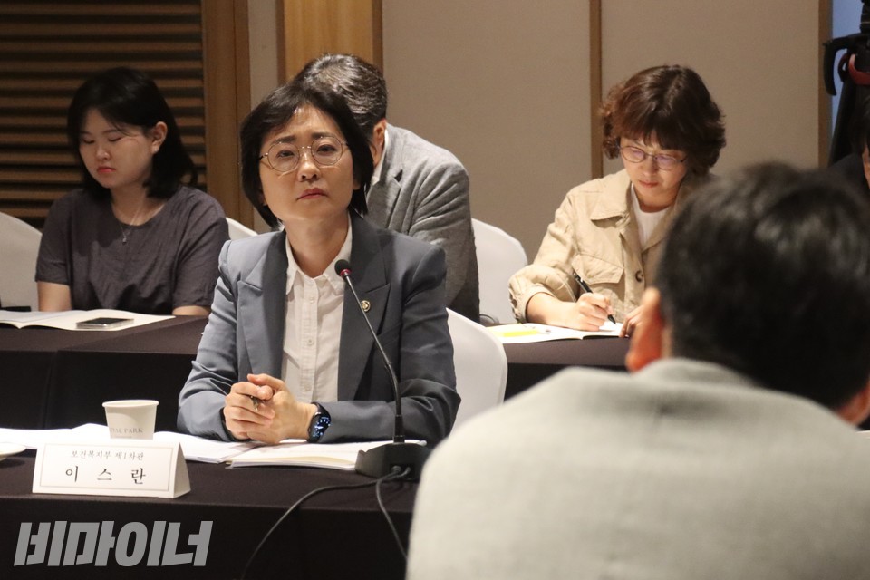 이스란 보건복지부 제1차관이 정성식 시민건강연구소 연구원의 발언을 듣고 있다. 사진 김소영