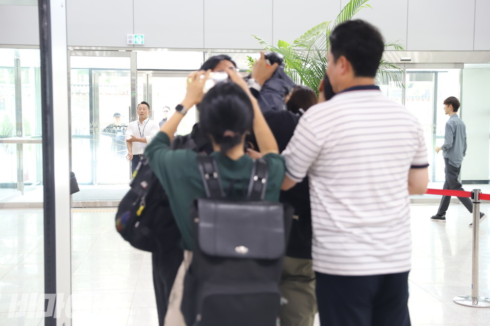 국정기획위원회 관계자가 활동가들을 폭력적으로 내쫓고 있다. 사진 김소영