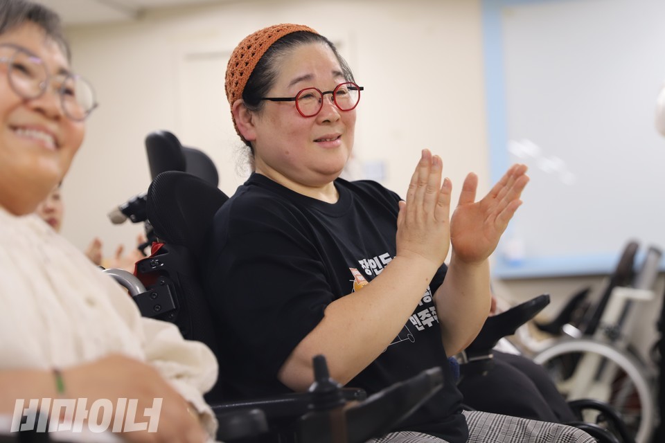 지난 17일 열린 북콘서트에서 미소를 짓고 있는 박정숙 시인. 사진 김소영