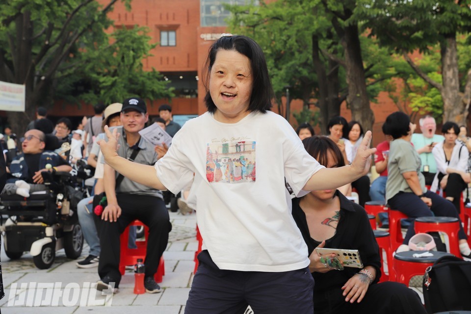 추모공연에 맞춰 춤추는 사람. 사진 하민지