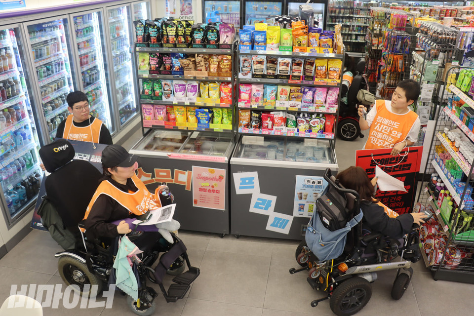 휠체어 이용 장애인 활동가들이 편의점 내부를 돌아다니고 있다. 사진 김소영