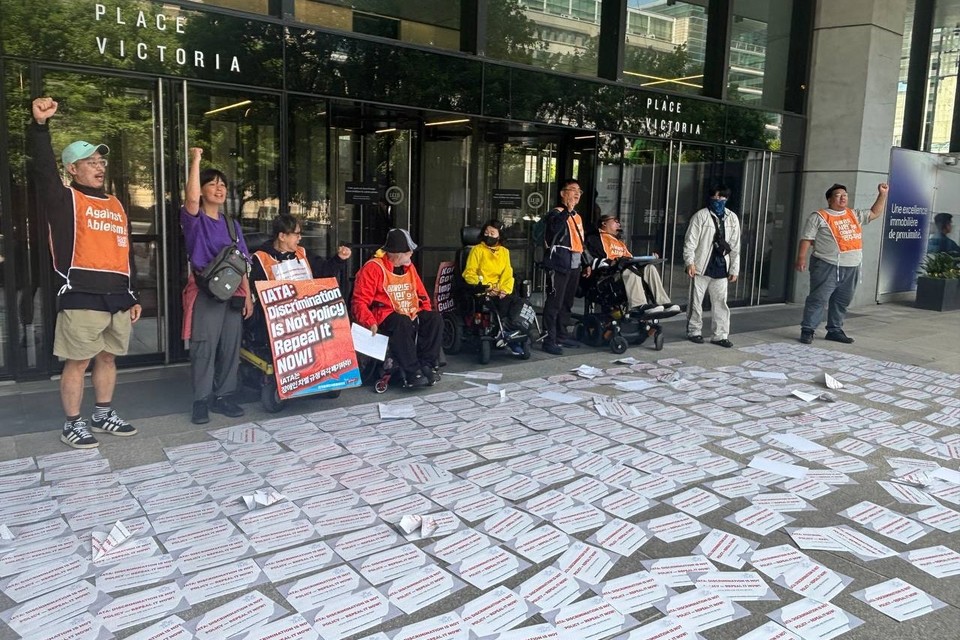 북미 AA CRPD 대표단이 IATA(국제항공운송협회) 본부에 찾아가서 장애인 이동권 보장 직접행동을 펼치고 있다. 사진 전장연