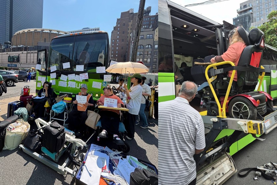 리프트가 고장 났다는 이유로 시외고속버스 탑승을 거부당한 북미 AA CRPD 대표단이 긴급행동을 벌이고 있다.(왼쪽) 8시간 30분이나 투쟁한 끝에 리프트가 작동되는 버스가 도착해 탑승할 수 있었다.(오른쪽) 사진 전장연