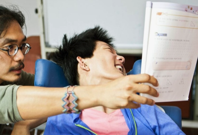 장애인야학에서 공부 중인 학생. 사진 전장야협