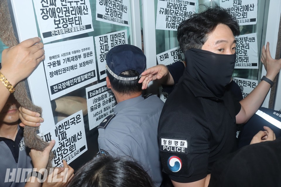 청원경찰 등이 행안부 민원 1동 출입문을 막고 있다. 사진 하민지