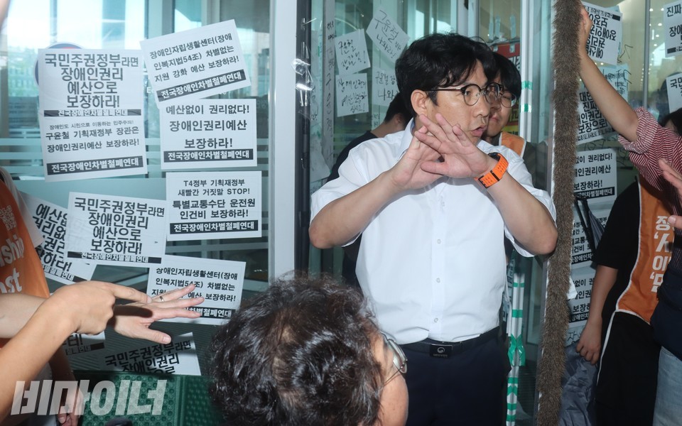 민원동 출입을 저지 중인 행안부 직원. 사진 하민지