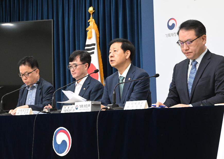 구윤철 부총리 겸 기획재정부 장관이 8월 28일 오전 정부세종청사 중앙동에서 열린 '2026년 예산안 및 2025~2029년 국가재정운용계획 상세 브리핑'에서 발표문을 낭독하고 있다. 사진 기획재정부