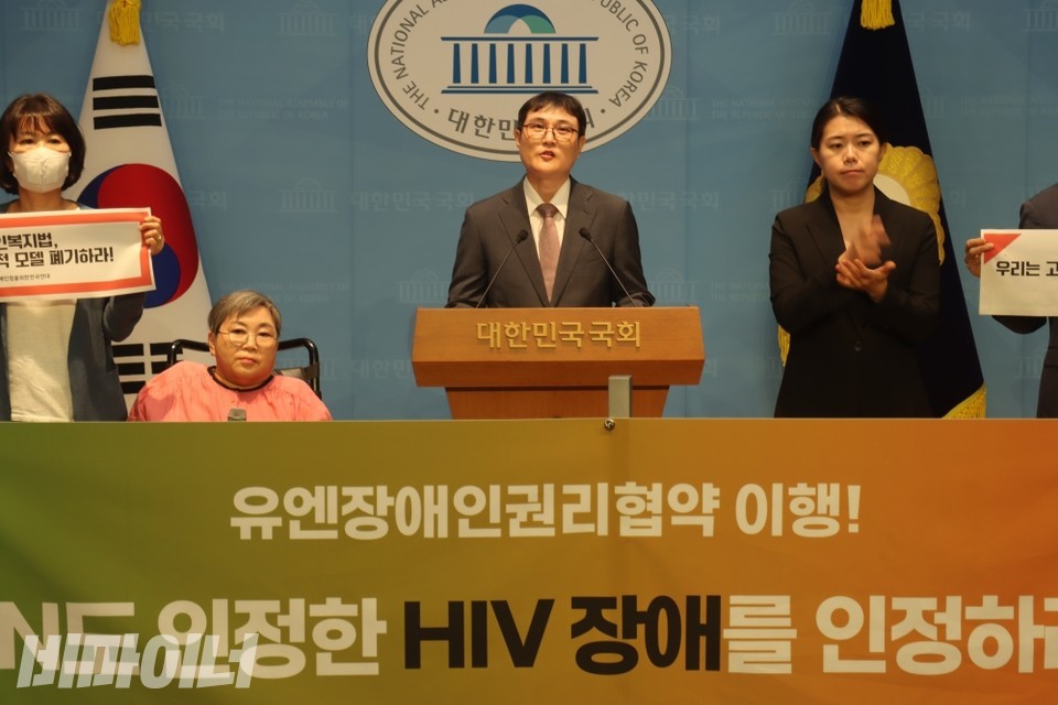 국회 소통관에서 활동가들이 '유엔장애인권리협약 이행!' 등이 적힌 현수막을 들고 기자회견을 하고 있다. 사진 이재민