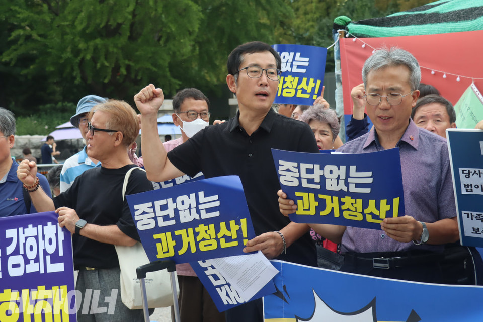 16일 오후 12시 국회의사당 앞 국가폭력 피해자들이 차린 농성장에서 열린 기자회견 참가자들이 “중단 없는 과거 청산!”이라고 적힌 피켓을 들고 구호를 외치고 있다. 사진 김소영