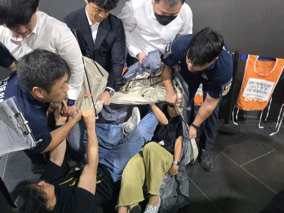 영통경찰서 대원들이 텐트에 든 활동가들을 떨어트리기 위해 텐트를 들어올리고 있다. 사진 경기장차연