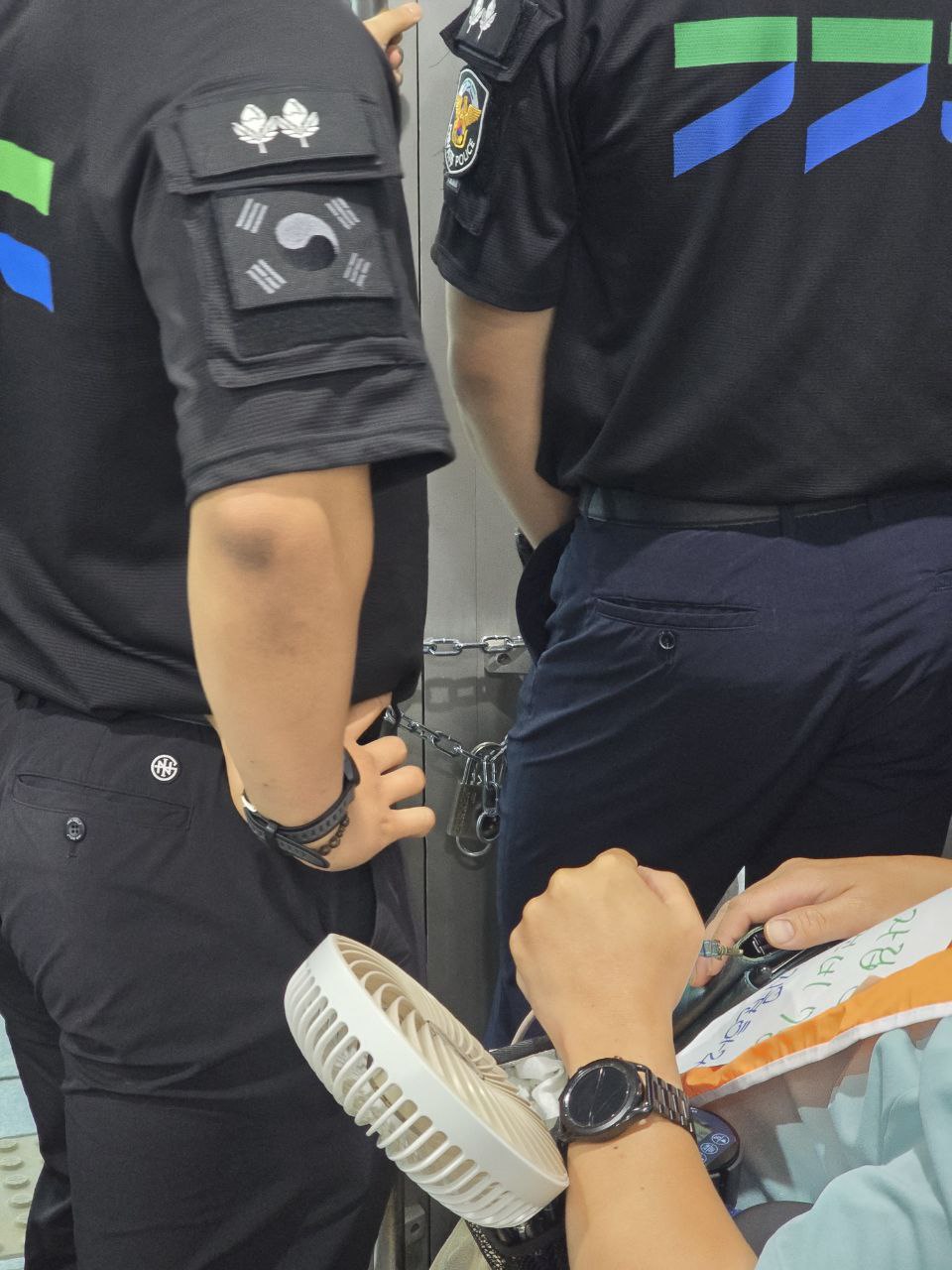 청원경찰이 출입구에 쇠사슬로 묶어 활동가들의 출입을 통제하고 있다. 사진 경기장차연