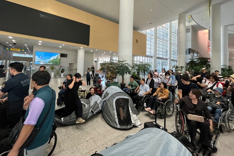 전남도청 로비 농성 돌입 현장. 사진 전남장애인차별철폐연대
