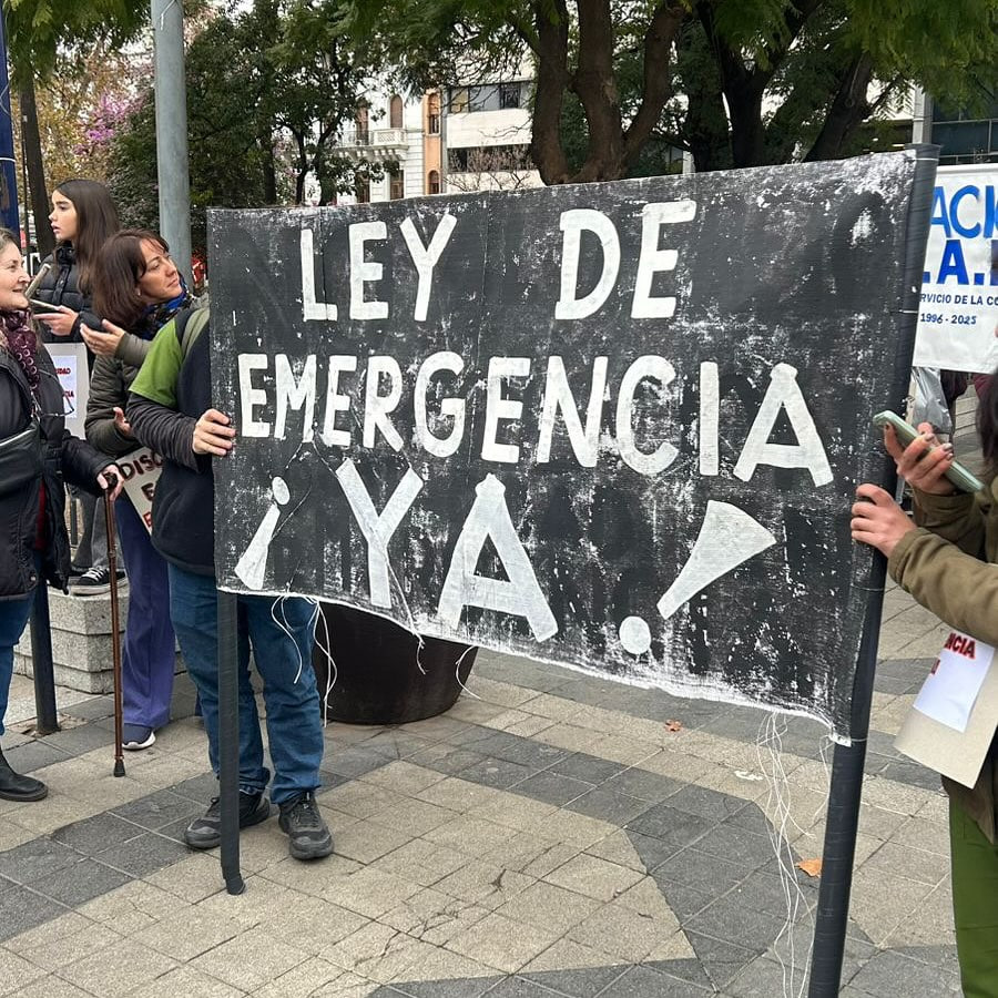 ​'장애인 비상사태 캠페인(Ca.Pre.Dis)'시위 참여자들이 “긴급법, 지금 당장!”구호가 적인 현수막을 들고 있다. 사진 페이스북 '장애인 비상사태 캠페인(Ca.Pre.Dis)'