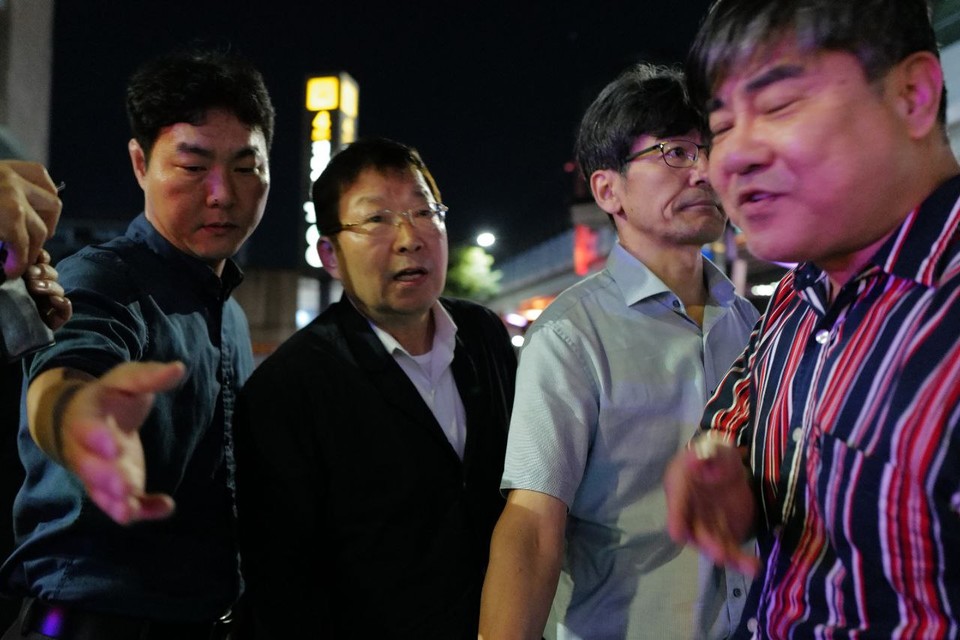 8일 새벽, 건대 노점 강제철거 현장에 온 김경호 광진구청장. 사진 최인기