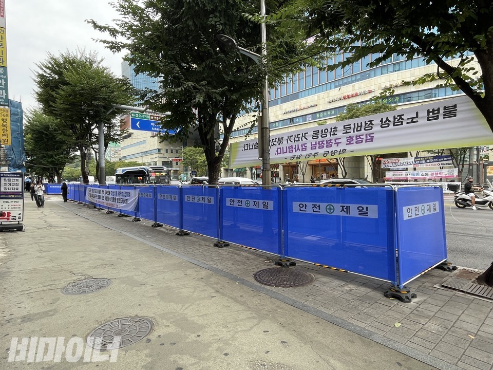 노점이 철거된 자리에 파란색 울타리가 쳐져 있다. 사진 하민지
