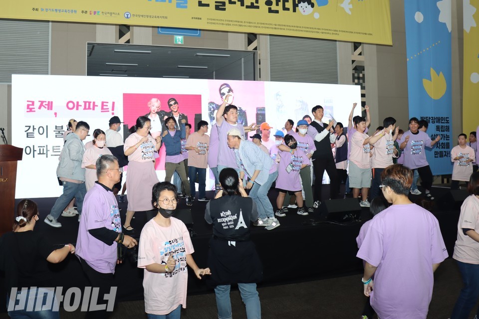 참가자들이 가수 로제의 노래 ‘아파트’에 맞춰 춤을 추고 있다. 무대가 참가자들로 가득 찼다. 사진 김소영