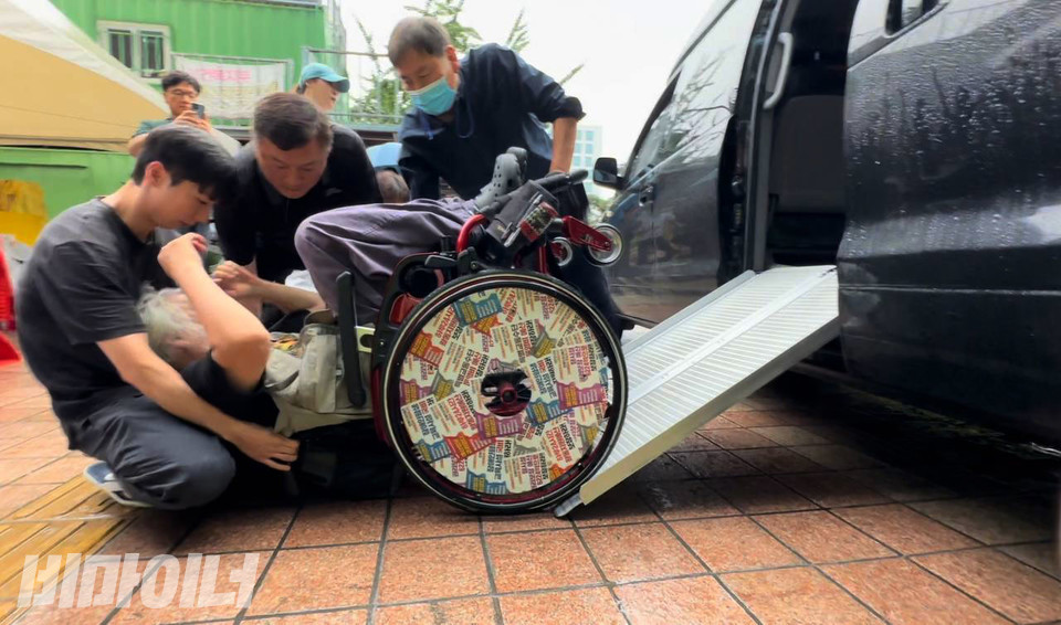 ​박경석 전장연 대표가 경찰이 부른 호송차량에 탑승하다가 급격한 경사로 인해 뒤로 나자빠졌다. 경찰이 부른 차량은 교통약자 탑승 장치가 있는 특별교통수단이 아니라 일반 스타렉스 리무진인 것으로 알려졌다. 사진 비마이너