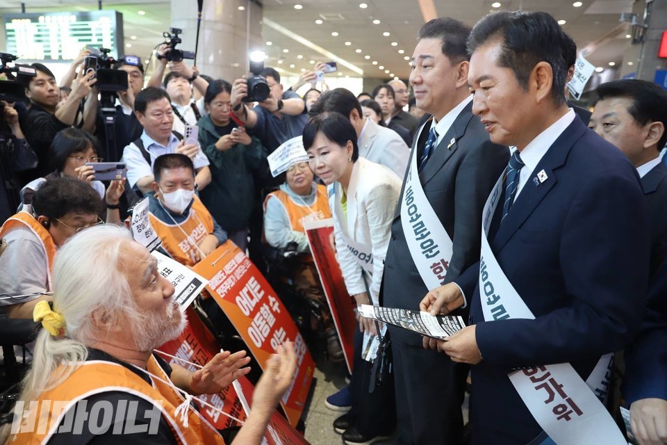 2일 오전, 전장연 활동가들이 추석 귀경길 인사차 용산역을 찾은 정청래 더불어민주당 당대표에게 장애인권리예산 보장을 촉구하고 있다. 사진 이재민