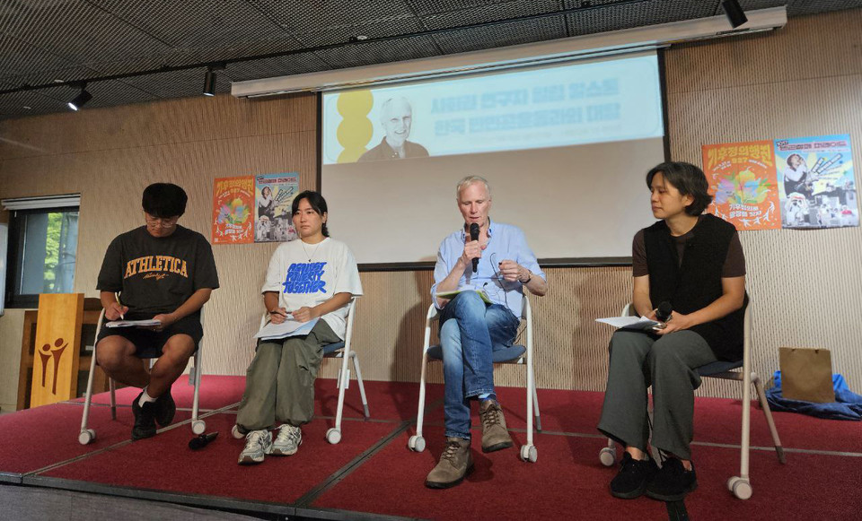 9월 15일 열린 [사회권 연구자 필립 알스톤, 한국 반빈곤운동과의 대담] 현장 사진. 왼쪽부터 주장욱 홈리스행동 활동가, 김윤영 빈곤사회연대 활동가, 필립 알스톤 사회권 연구자,  박영아 공익인권법재단 공감 변호사. 사진 빈곤사회연대
