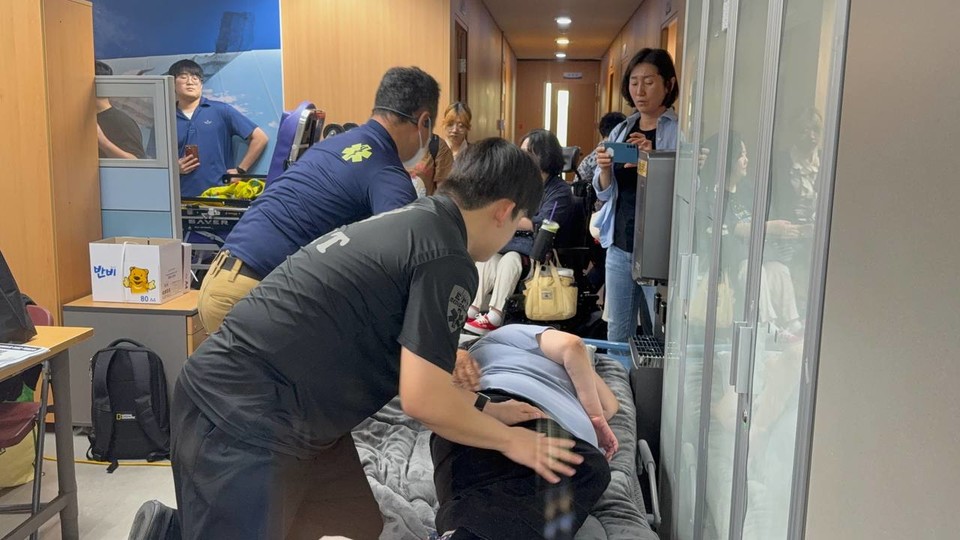 국민연금공단 강동하남지사 농성에 EMS를 타고 온 와상장애인 ㄱ씨도 참여해 함께 하고 있다. 사진 서울장애인차별철폐연대