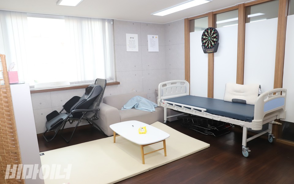 한정자 이용자의 휴게공간. 침대, 의자, 소파 등이 있다. 이용자들은 이곳에서 쉬기도 하고 동료지원인과 대화를 나누기도 한다. 침대 위 베개는 한 이용자가 기부한 것이다. 사진 하민지