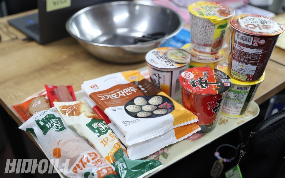 야학 수업 때 제공되는 이용자들의 저녁식사. 인터뷰 내내 전자렌지가 쉴 새 없이 돌아갔다. 센터 예산이 삭감돼 식사는 대부분 편의점 음식으로 구매할 수밖에 없었다고 한다. 사진 하민지