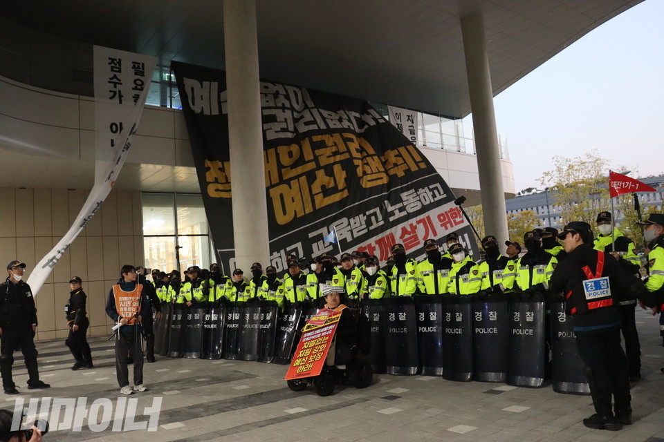 300여 명의 경찰이 방패를 들고 민원동 사방을 차단했다. 사진 김소영