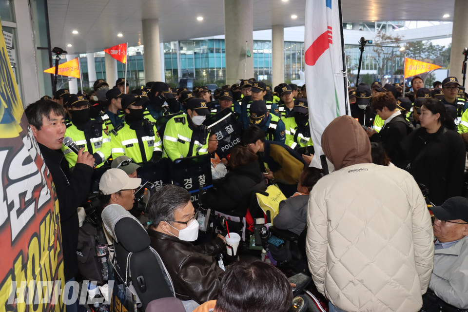  경찰들이 방패로 장애인들의 농성 선포 결의대회 진행을 거칠게 막고 있다. 사진 김소영