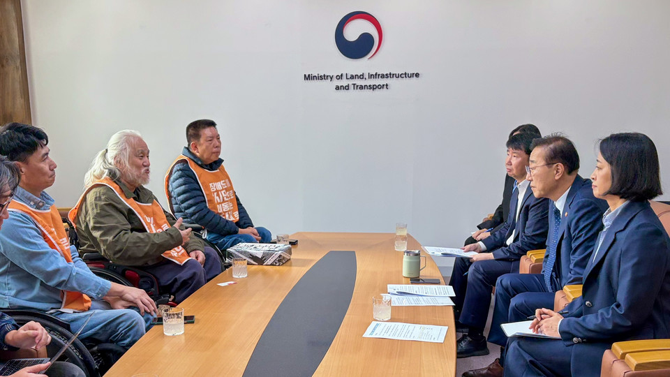 김윤덕 국토교통부 장관과 전국장애인차별철폐연대 대표단이 22일 오전 국토발전전시관에서 면담을 진행하고 있다. 사진 전국장애인차별철폐연대