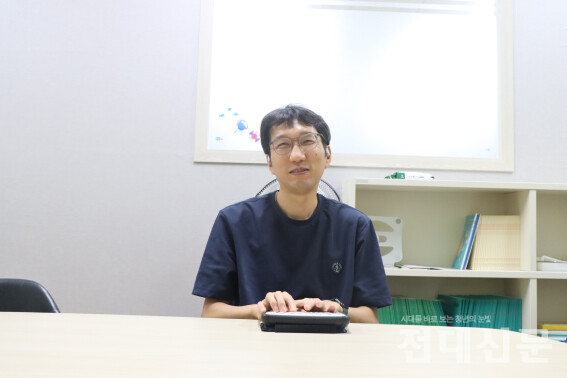 도연씨가 점자정보단말기를 읽으며 기자의 질문에 답하고 있다. 사진 전대신문