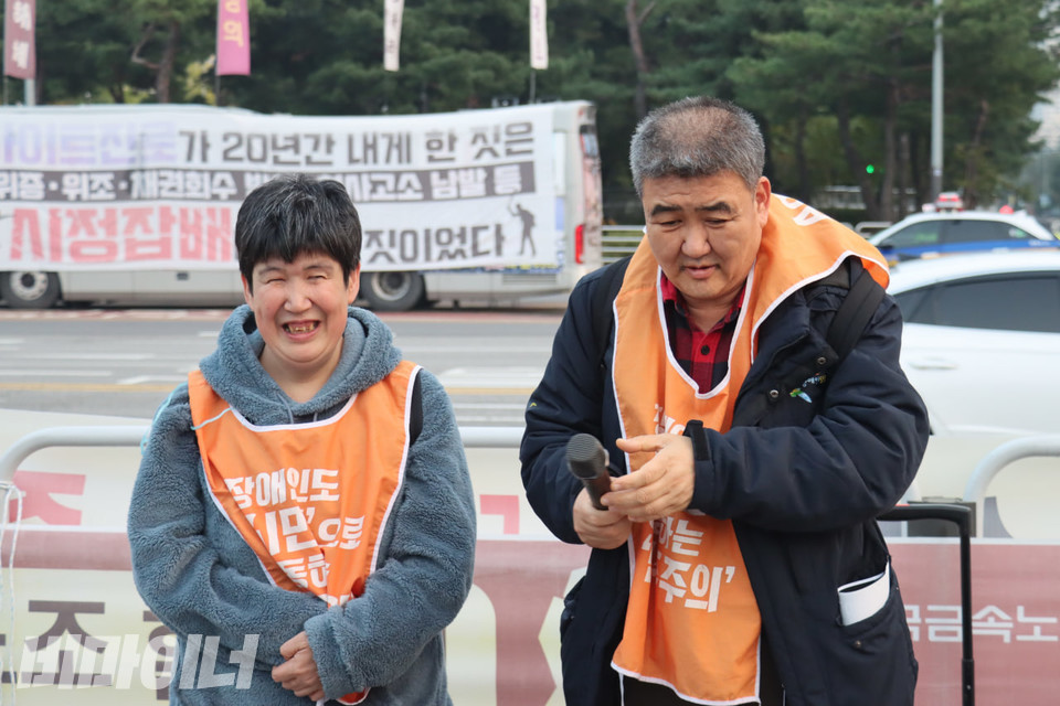발언에 나선 노들장애인야학 학생회장단인 박성숙 씨(왼쪽)와 박희용 씨(오른쪽). 성숙 씨가 환하게 웃고 있고, 희용 씨는 마이크를 쥐고 있다. 사진 김소영