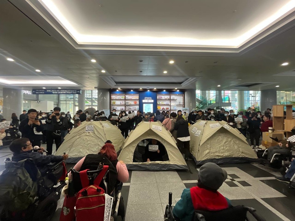 전북도청 로비를 점거 중인 장애인들. 사진 전북장차연