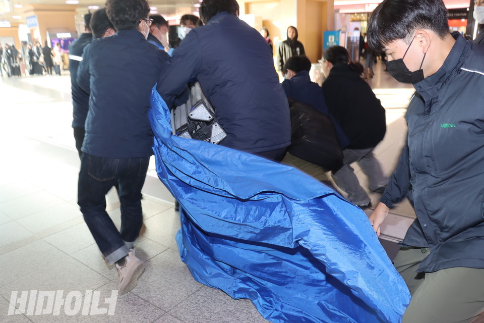 코레일 직원들이 전장연이 가져온 천막을 빼앗고 있다. 사진 김소영